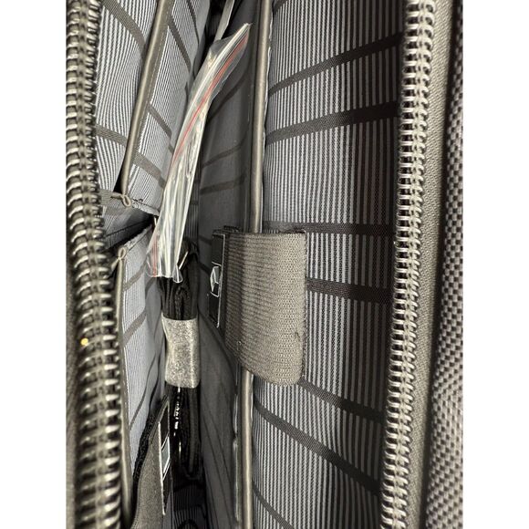 KENNETH COLE REACTION, BLACK MESSENGER/LAPTOP WORK BRIEFCASE BAG - Picture 6 of 15